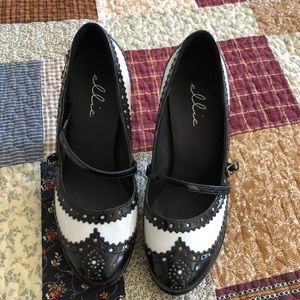 Ellie black and white oxford Mary Jane heels